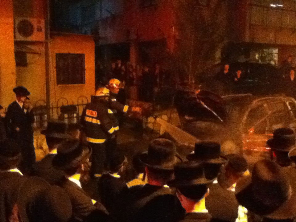 בני-ברק: רכב עלה באש, מאות סקרנים התגודדו בזירה