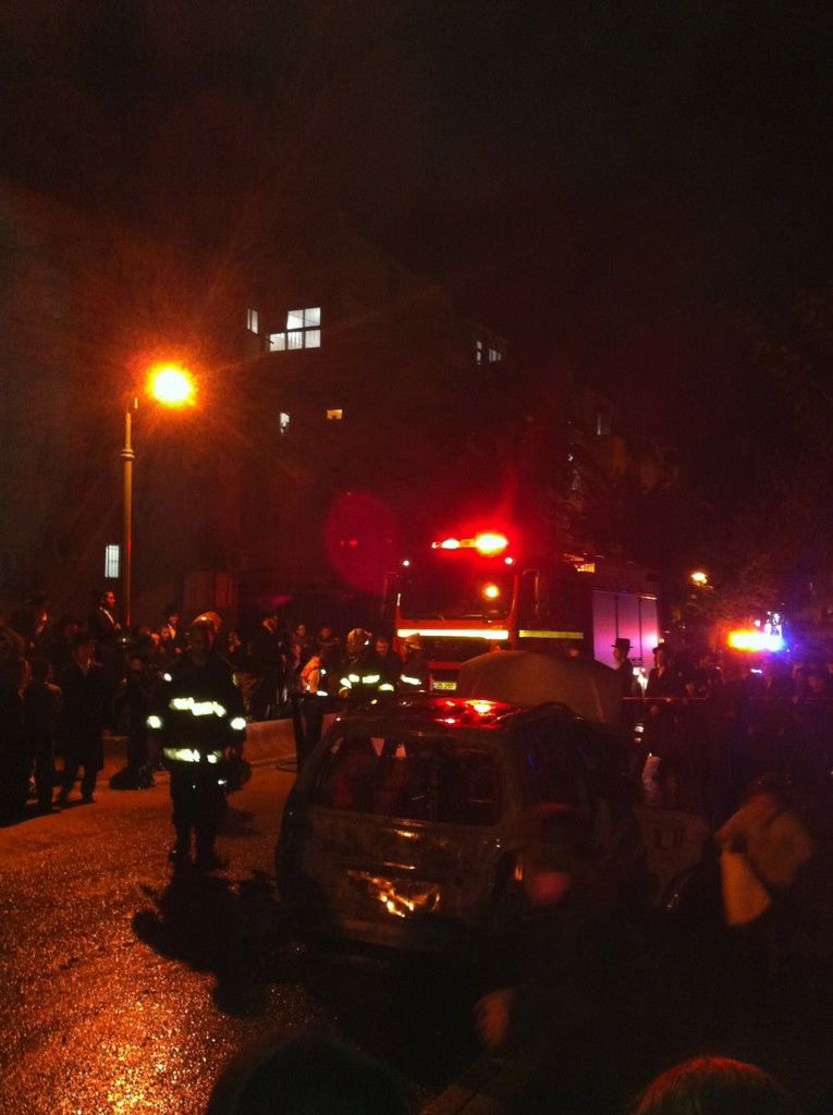 בני-ברק: רכב עלה באש, מאות סקרנים התגודדו בזירה