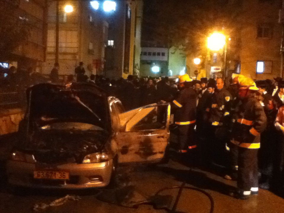 בני-ברק: רכב עלה באש, מאות סקרנים התגודדו בזירה