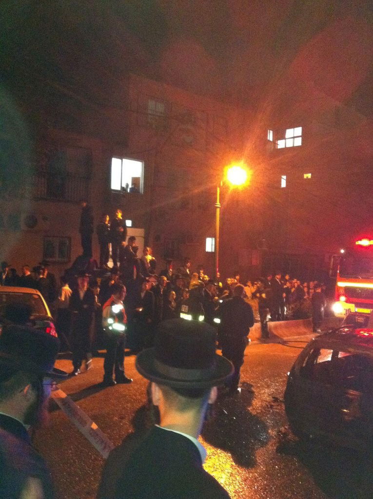 בני-ברק: רכב עלה באש, מאות סקרנים התגודדו בזירה