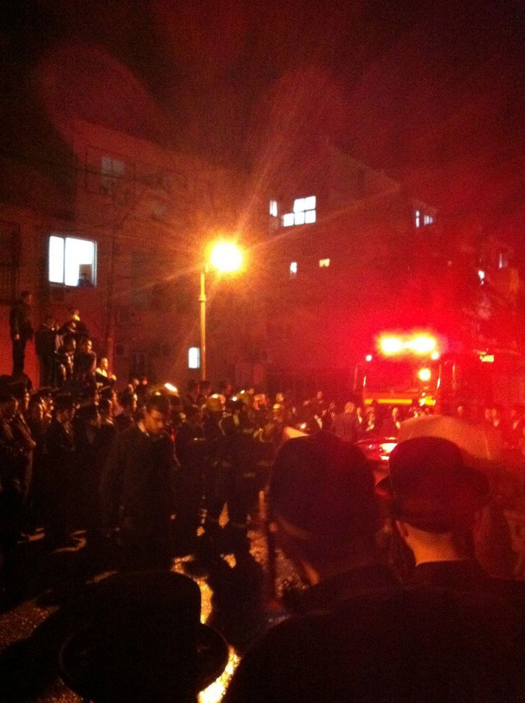 בני-ברק: רכב עלה באש, מאות סקרנים התגודדו בזירה