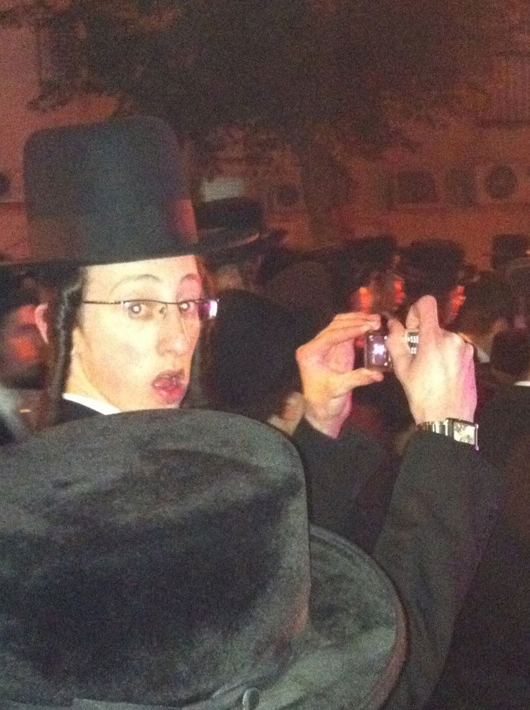 בני-ברק: רכב עלה באש, מאות סקרנים התגודדו בזירה