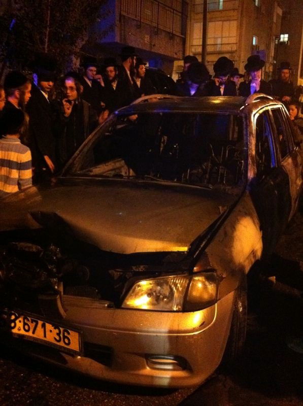 בני-ברק: רכב עלה באש, מאות סקרנים התגודדו בזירה