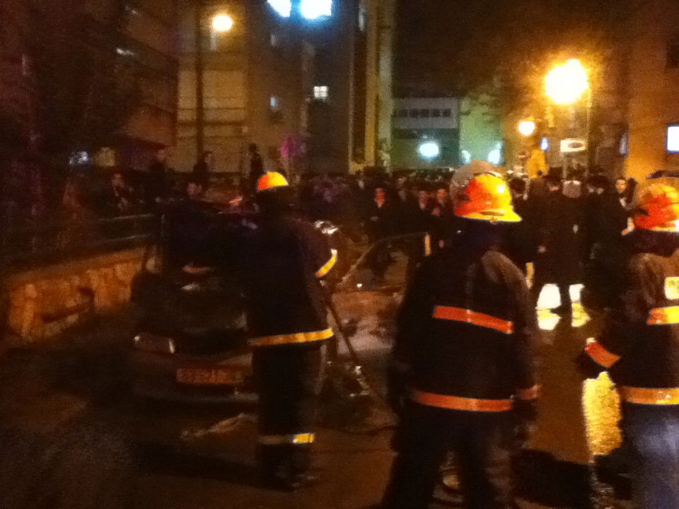 בני-ברק: רכב עלה באש, מאות סקרנים התגודדו בזירה
