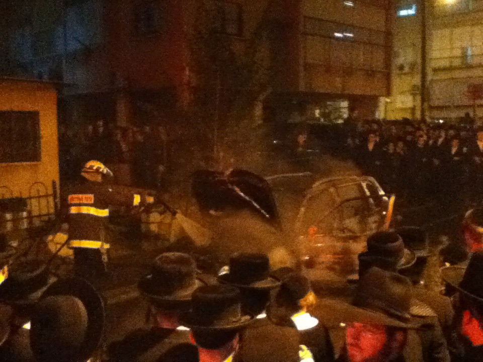 בני-ברק: רכב עלה באש, מאות סקרנים התגודדו בזירה