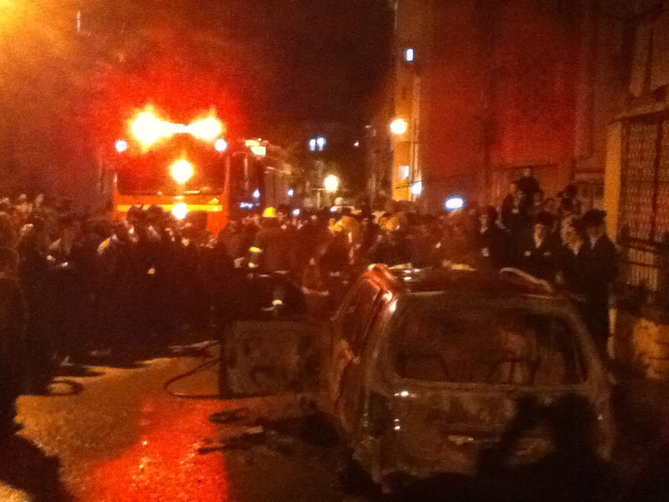 בני-ברק: רכב עלה באש, מאות סקרנים התגודדו בזירה