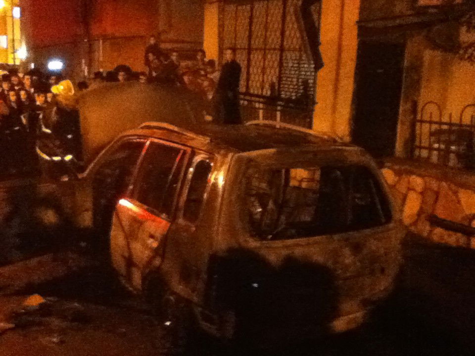 בני-ברק: רכב עלה באש, מאות סקרנים התגודדו בזירה