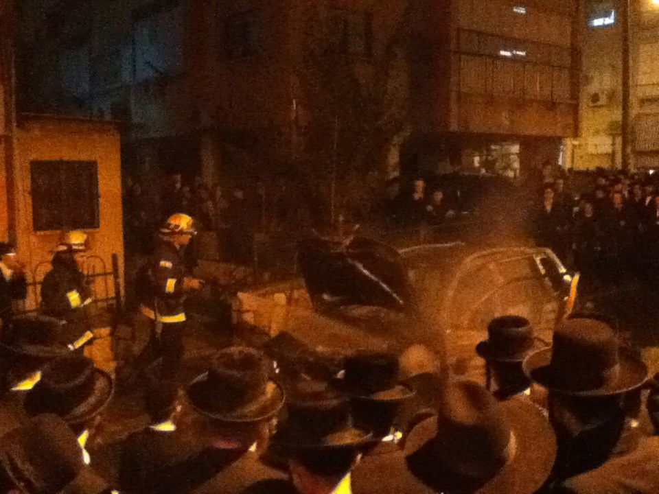 בני-ברק: רכב עלה באש, מאות סקרנים התגודדו בזירה