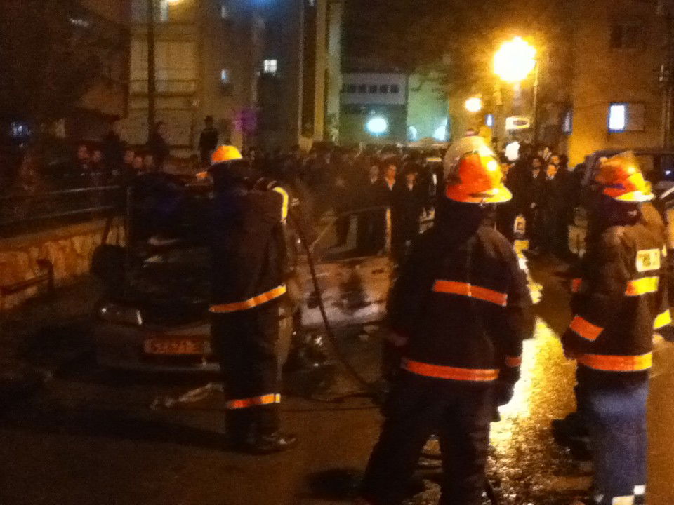 בני-ברק: רכב עלה באש, מאות סקרנים התגודדו בזירה