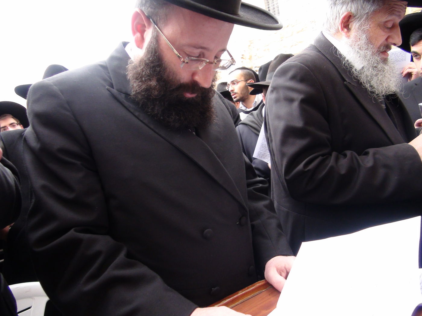 דמעות בכותל ● אלפים העתירו תפילה לרפואת הרב יעקב יוסף