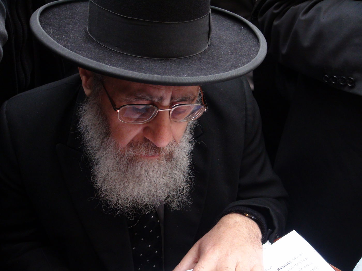 דמעות בכותל ● אלפים העתירו תפילה לרפואת הרב יעקב יוסף