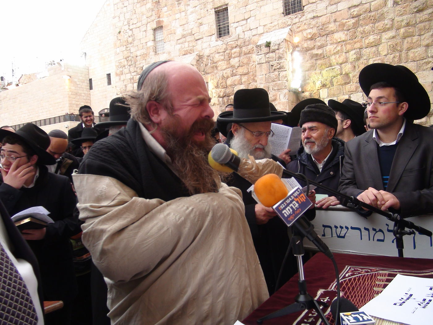 דמעות בכותל ● אלפים העתירו תפילה לרפואת הרב יעקב יוסף