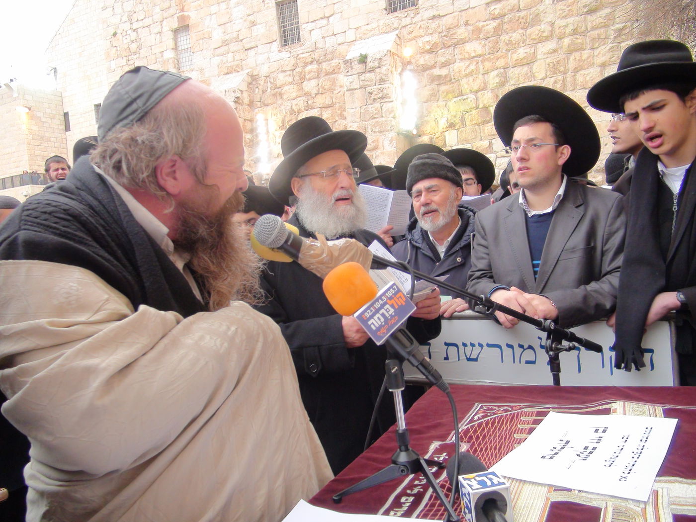 דמעות בכותל ● אלפים העתירו תפילה לרפואת הרב יעקב יוסף