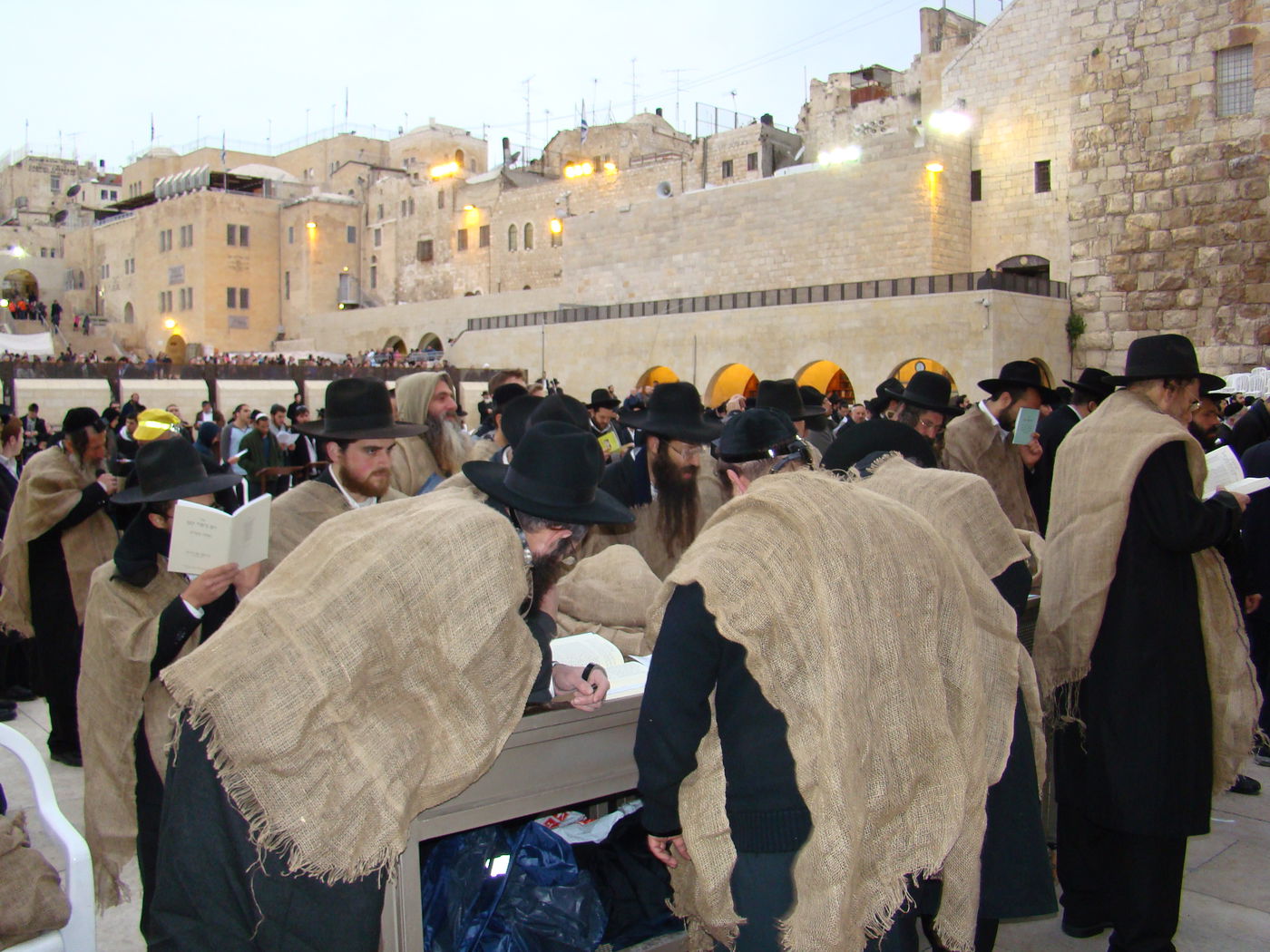 דמעות בכותל ● אלפים העתירו תפילה לרפואת הרב יעקב יוסף