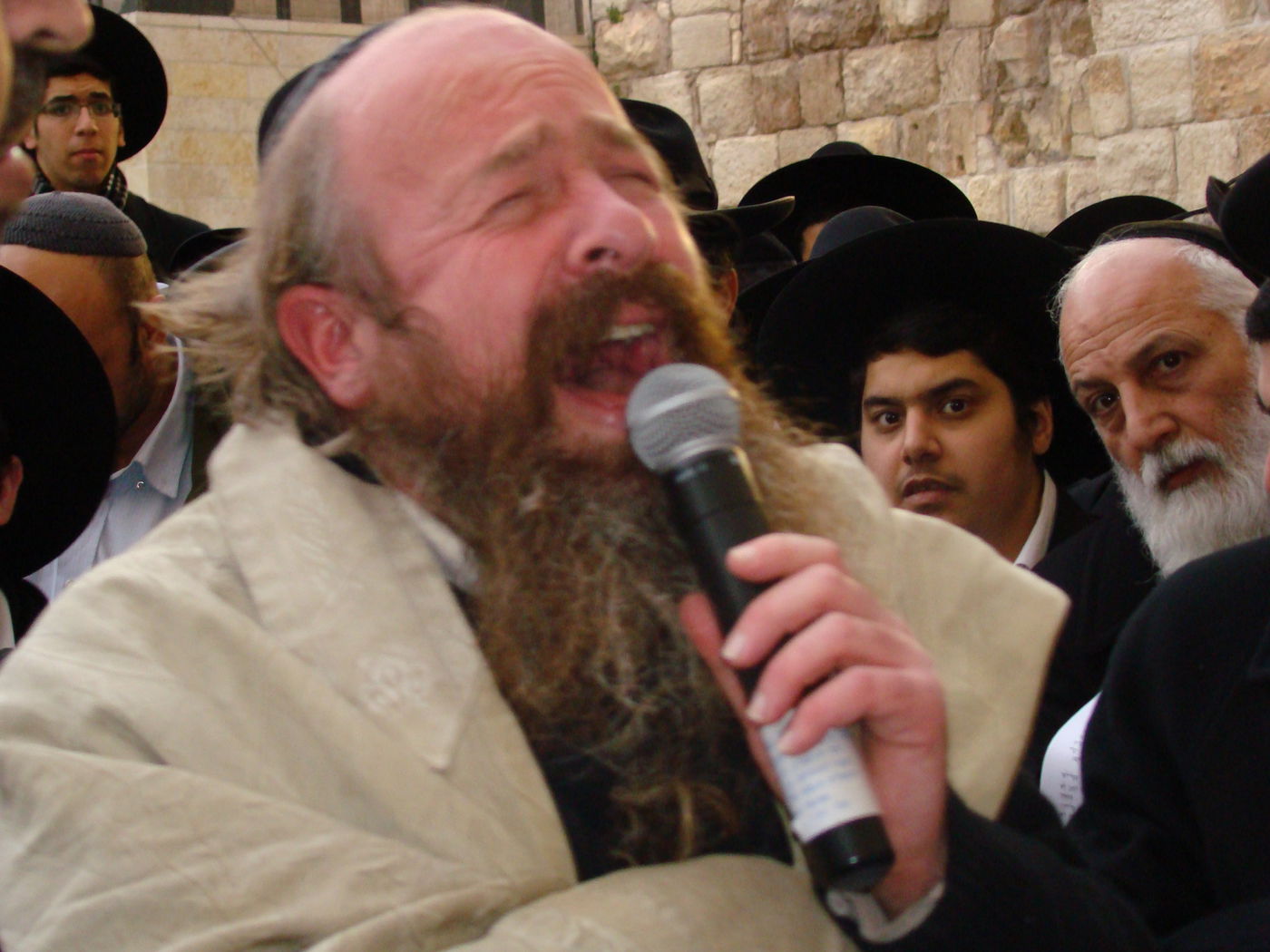 דמעות בכותל ● אלפים העתירו תפילה לרפואת הרב יעקב יוסף