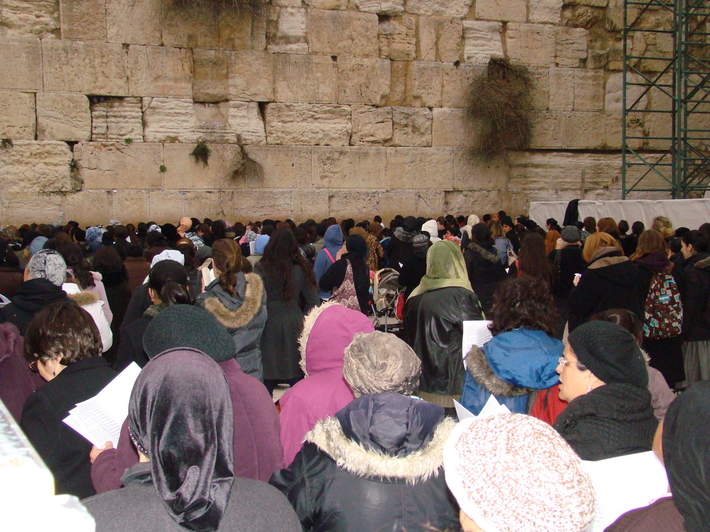 דמעות בכותל ● אלפים העתירו תפילה לרפואת הרב יעקב יוסף