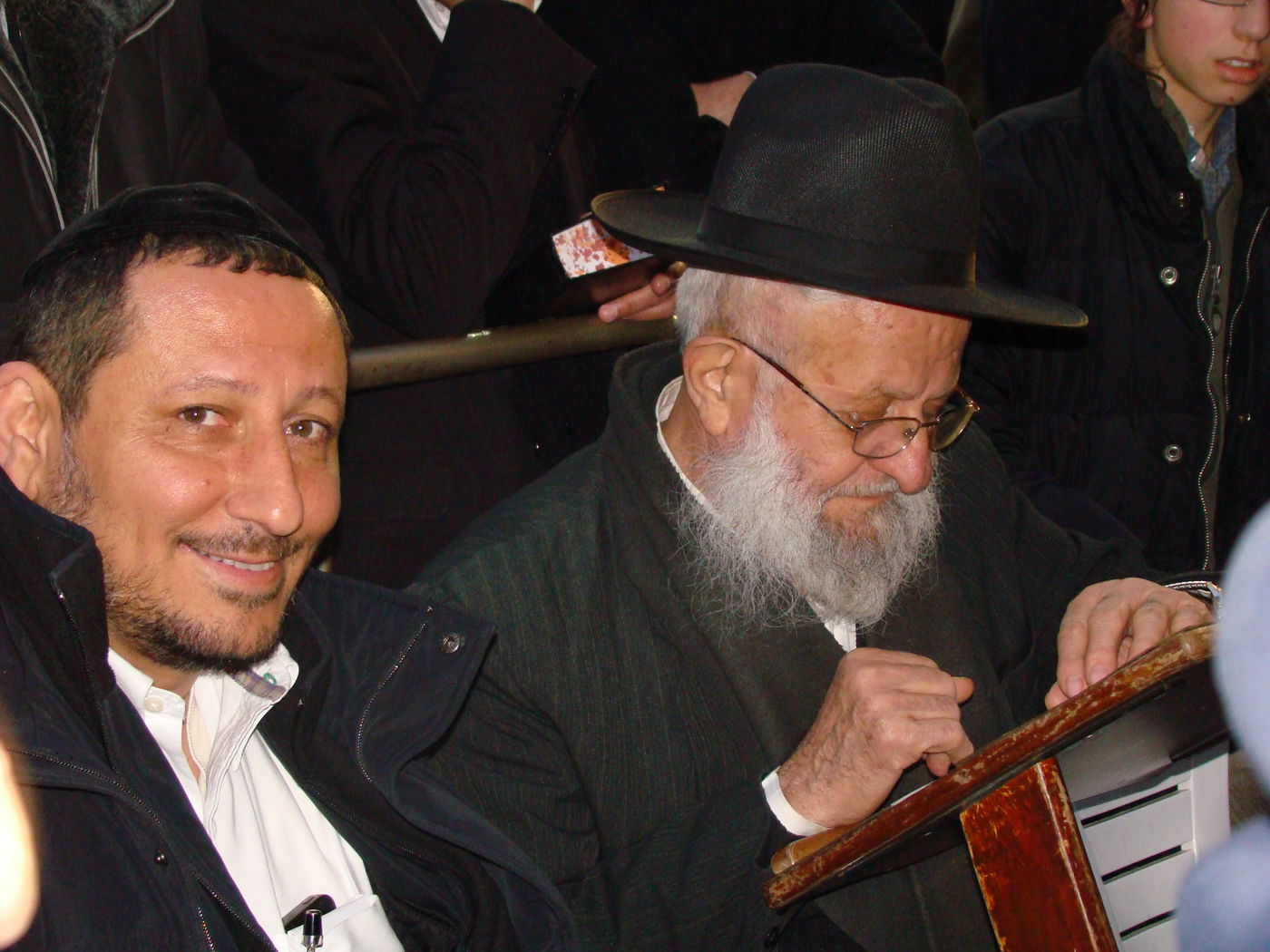 דמעות בכותל ● אלפים העתירו תפילה לרפואת הרב יעקב יוסף