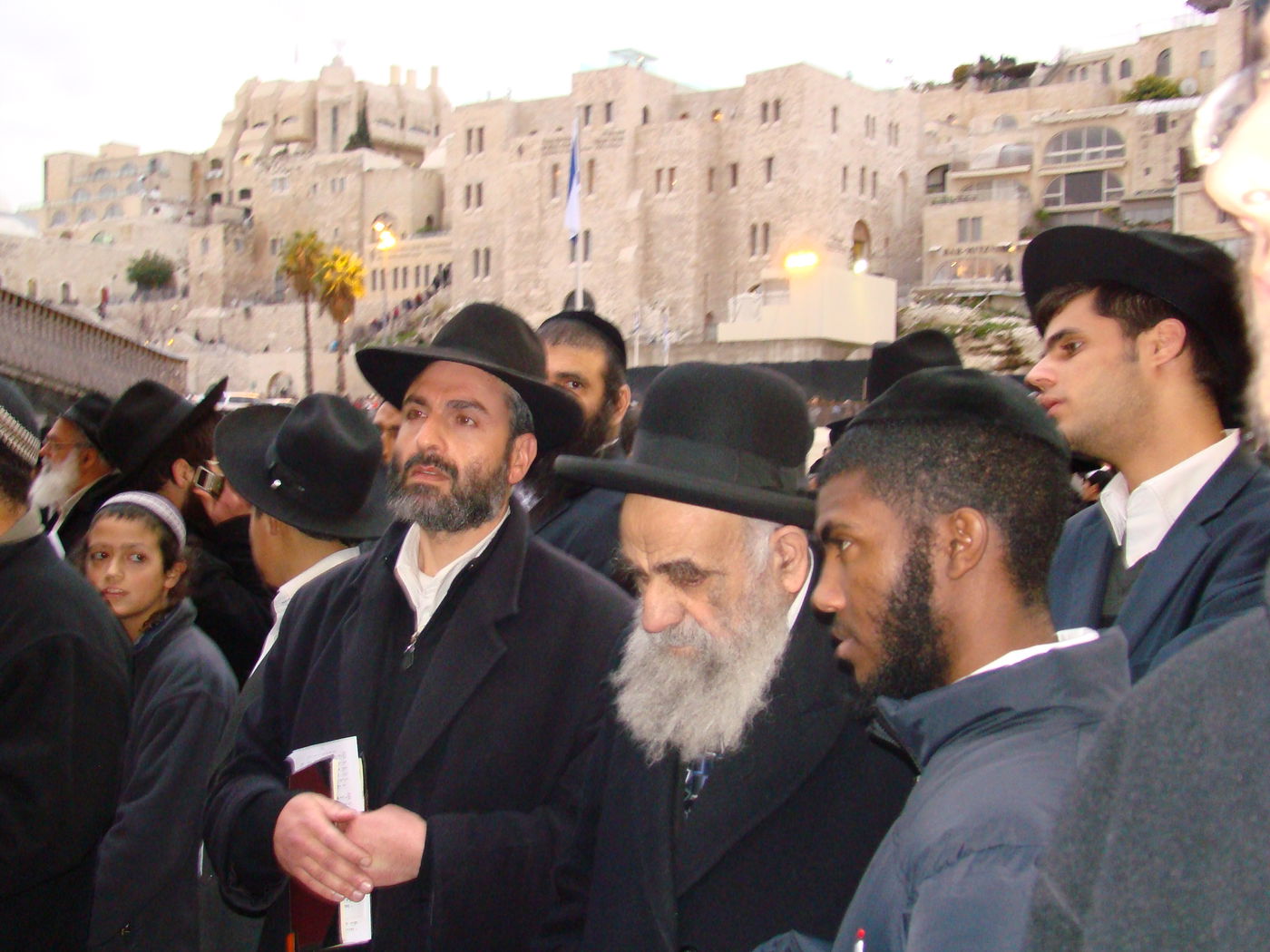 דמעות בכותל ● אלפים העתירו תפילה לרפואת הרב יעקב יוסף