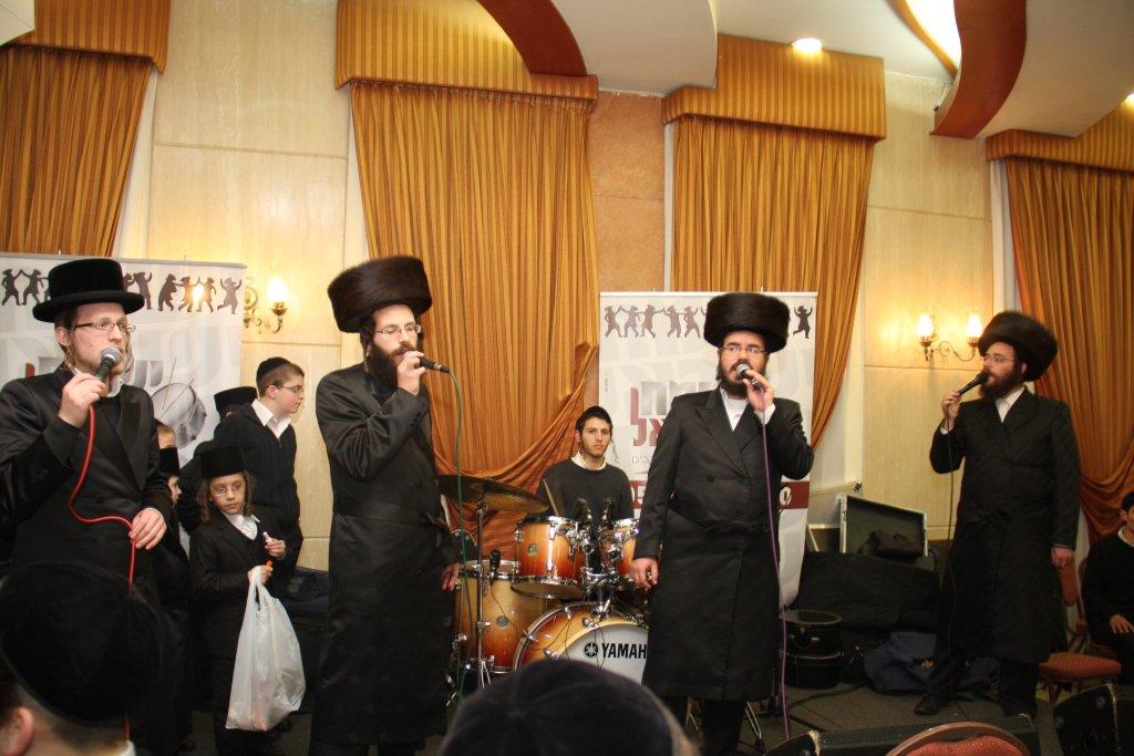 הכל נשאר במשפחה: חתונת הנינים לבית ויז'ניץ