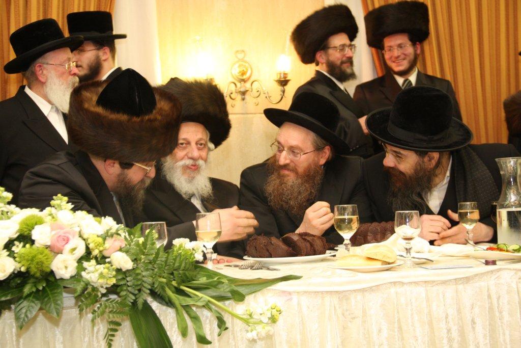 הכל נשאר במשפחה: חתונת הנינים לבית ויז'ניץ