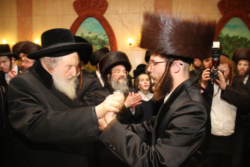 הכל נשאר במשפחה: חתונת הנינים לבית ויז'ניץ