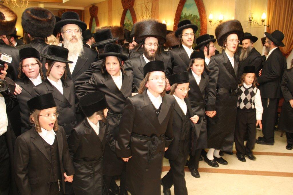 הכל נשאר במשפחה: חתונת הנינים לבית ויז'ניץ