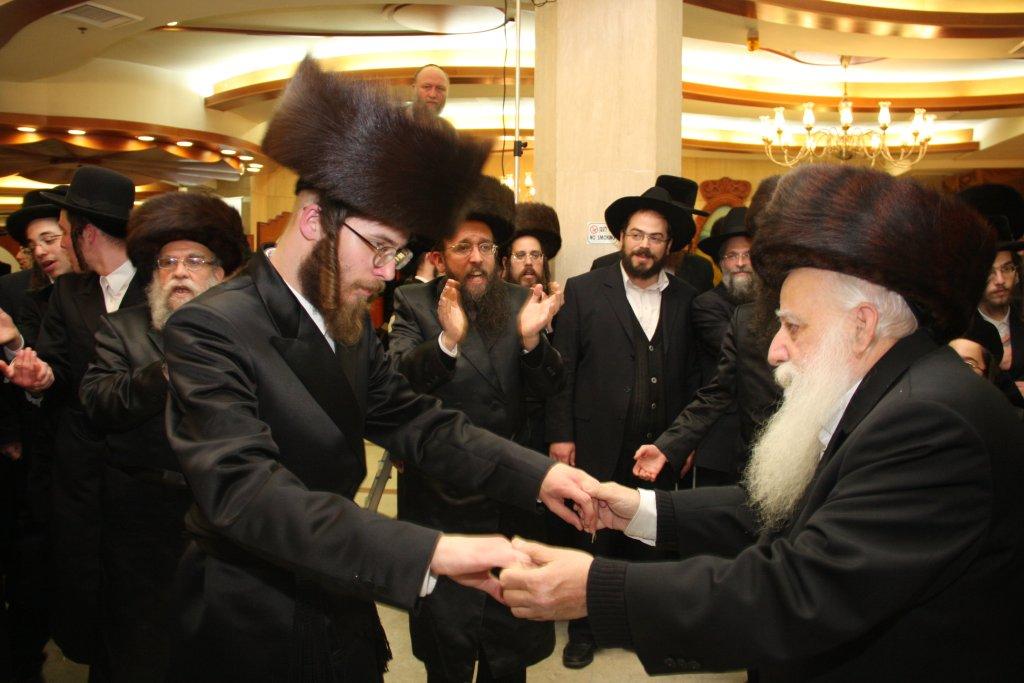 הכל נשאר במשפחה: חתונת הנינים לבית ויז'ניץ