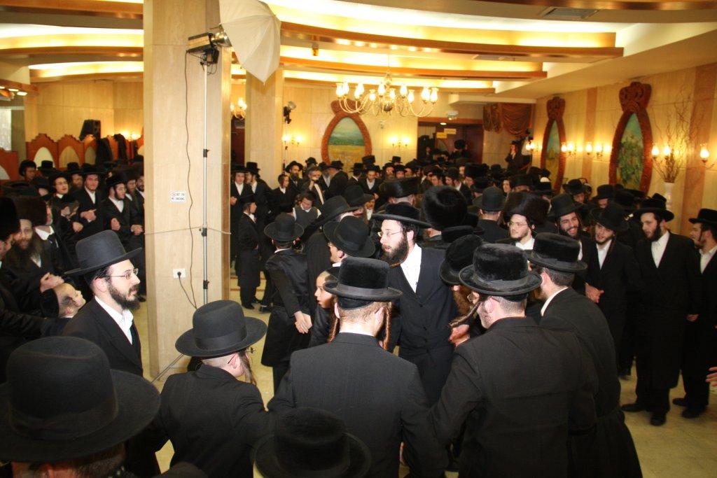 הכל נשאר במשפחה: חתונת הנינים לבית ויז'ניץ