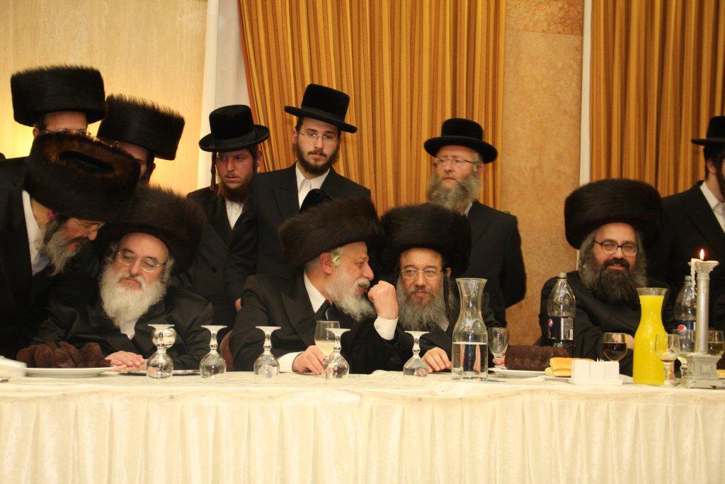 הכל נשאר במשפחה: חתונת הנינים לבית ויז'ניץ