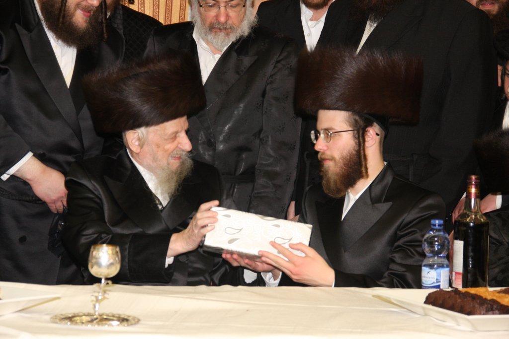 הכל נשאר במשפחה: חתונת הנינים לבית ויז'ניץ