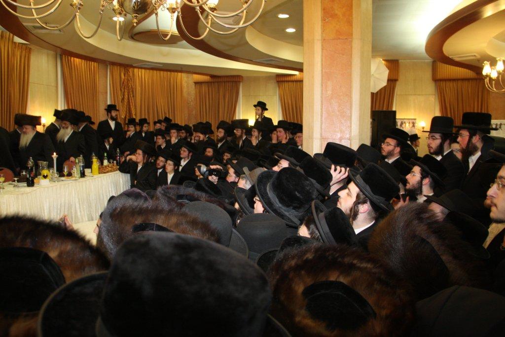 הכל נשאר במשפחה: חתונת הנינים לבית ויז'ניץ