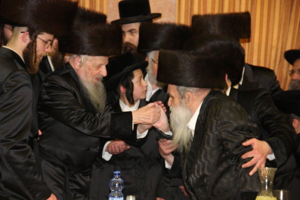 הכל נשאר במשפחה: חתונת הנינים לבית ויז'ניץ