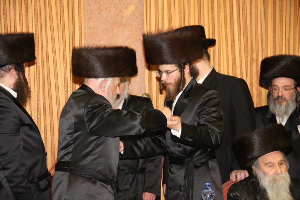 הכל נשאר במשפחה: חתונת הנינים לבית ויז'ניץ