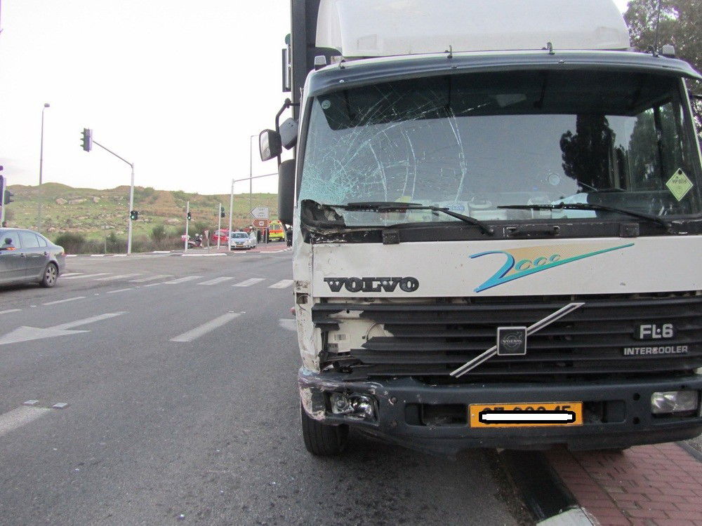 תיעוד מצולם: משאית פגעה ברכב, הנוסעים ניצלו