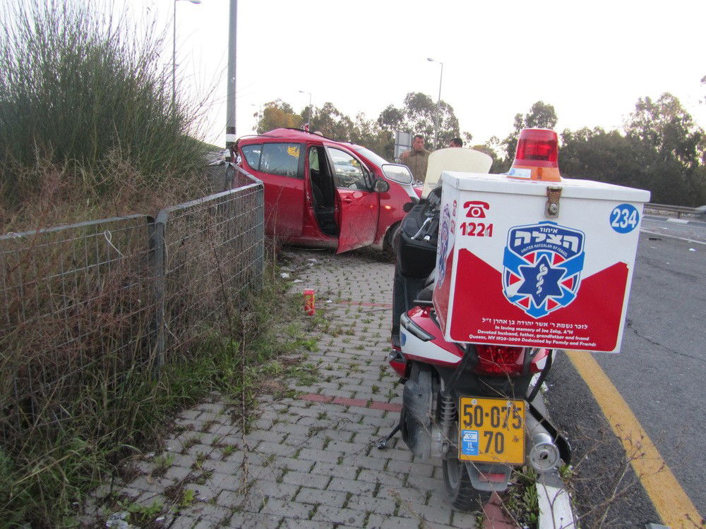 תיעוד מצולם: משאית פגעה ברכב, הנוסעים ניצלו