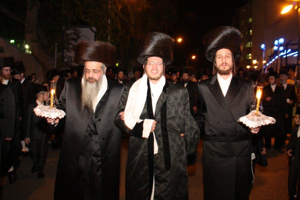 צפו בגלריה: ‏‏שמחת החתונה בחצר מטרסדורף