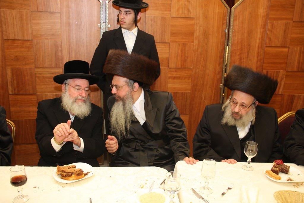 צפו בגלריה: ‏‏שמחת החתונה בחצר מטרסדורף