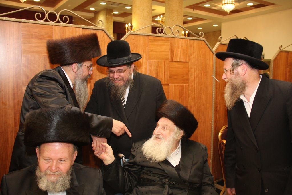 צפו בגלריה: ‏‏שמחת החתונה בחצר מטרסדורף