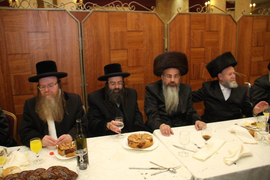 צפו בגלריה: ‏‏שמחת החתונה בחצר מטרסדורף