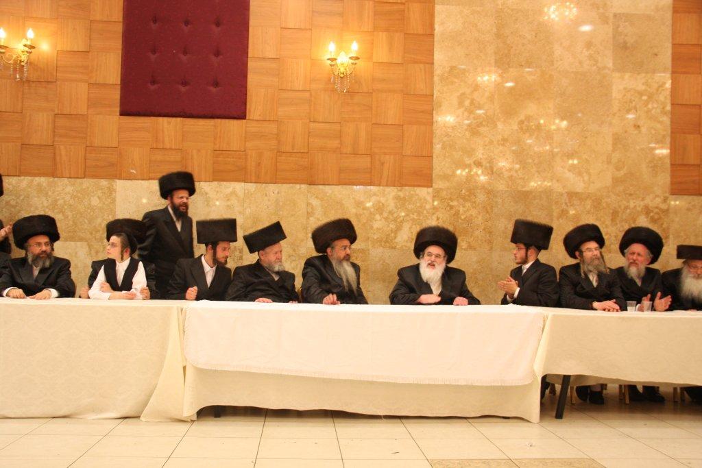 צפו בגלריה: ‏‏שמחת החתונה בחצר מטרסדורף