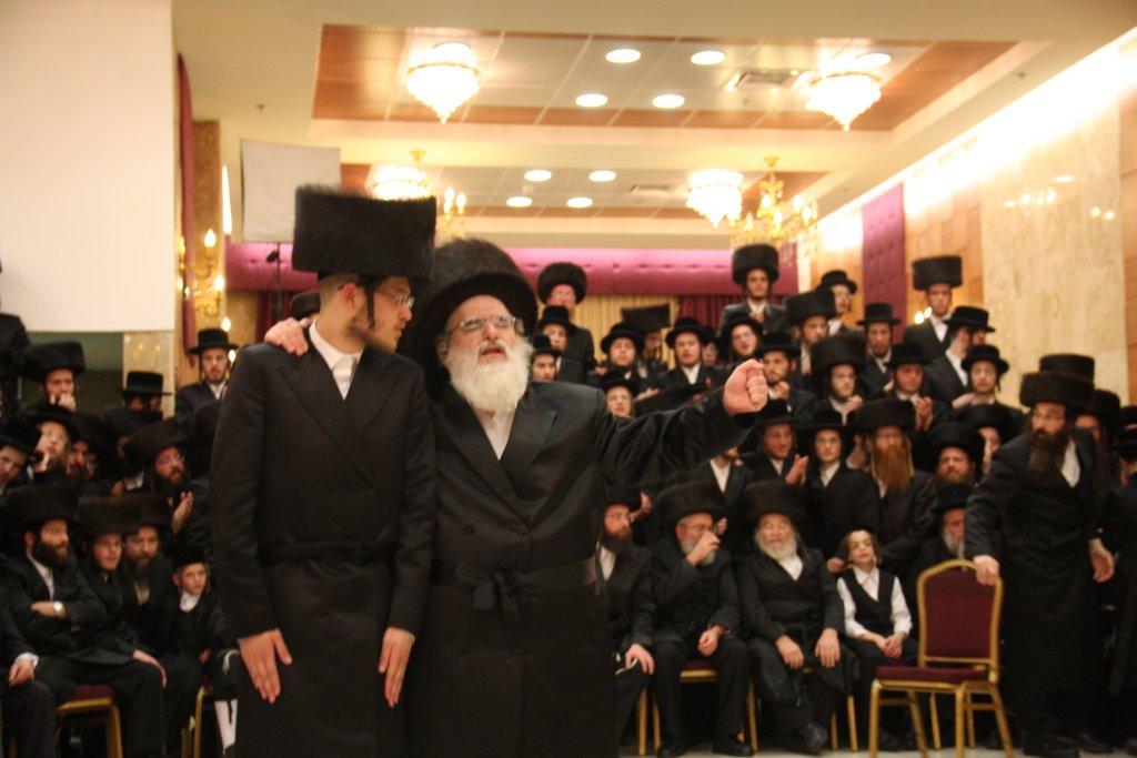 צפו בגלריה: ‏‏שמחת החתונה בחצר מטרסדורף