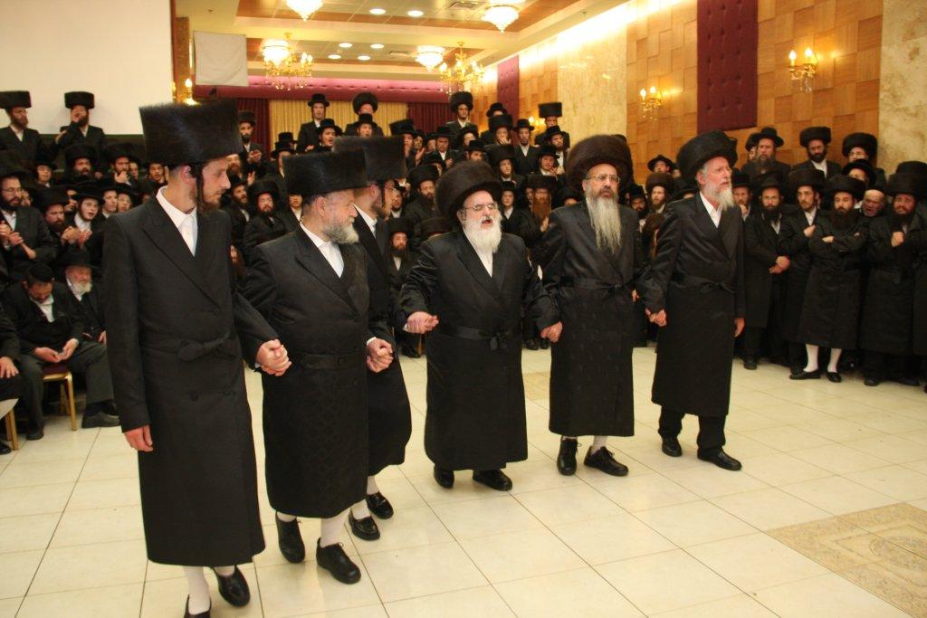 צפו בגלריה: ‏‏שמחת החתונה בחצר מטרסדורף