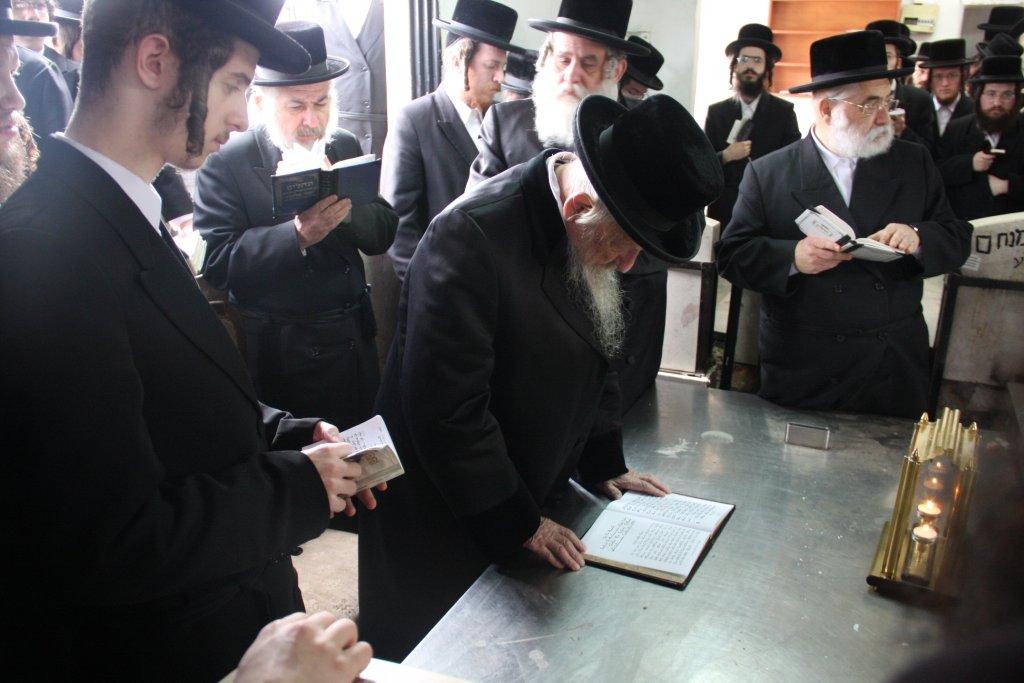 לרגל השמחה: האדמו"ר מסערט ויז'ניץ באוהל אדמו"רי בית ויז'ניץ