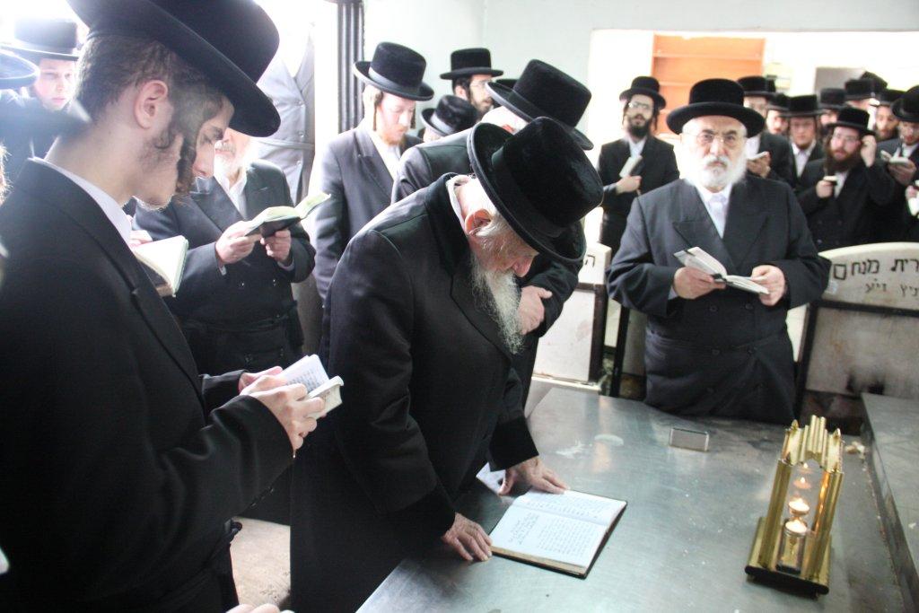 לרגל השמחה: האדמו"ר מסערט ויז'ניץ באוהל אדמו"רי בית ויז'ניץ