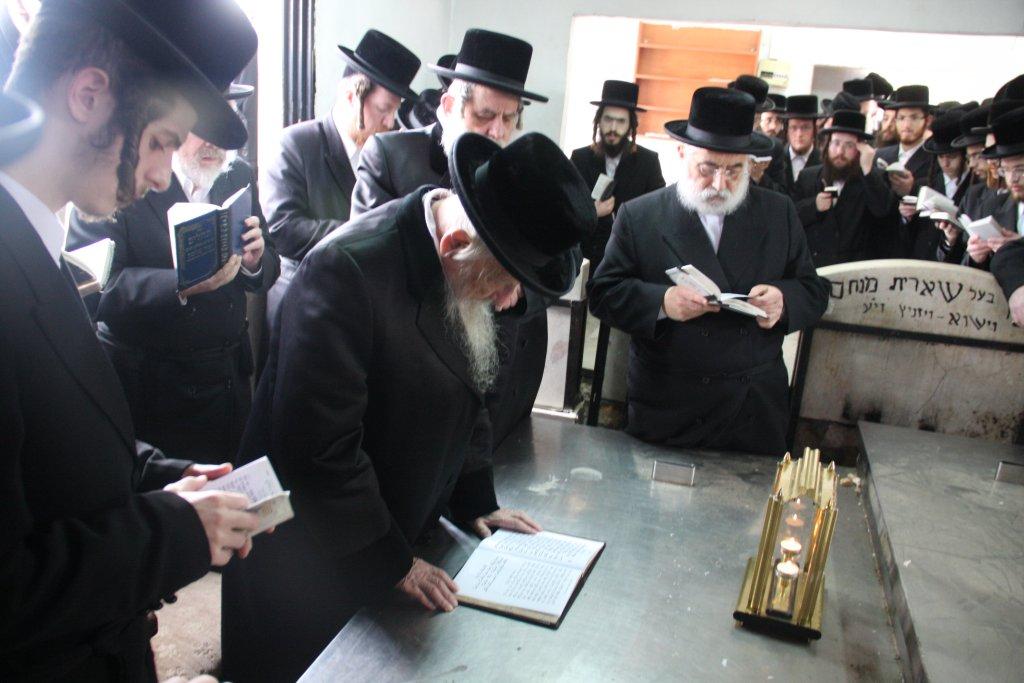 לרגל השמחה: האדמו"ר מסערט ויז'ניץ באוהל אדמו"רי בית ויז'ניץ