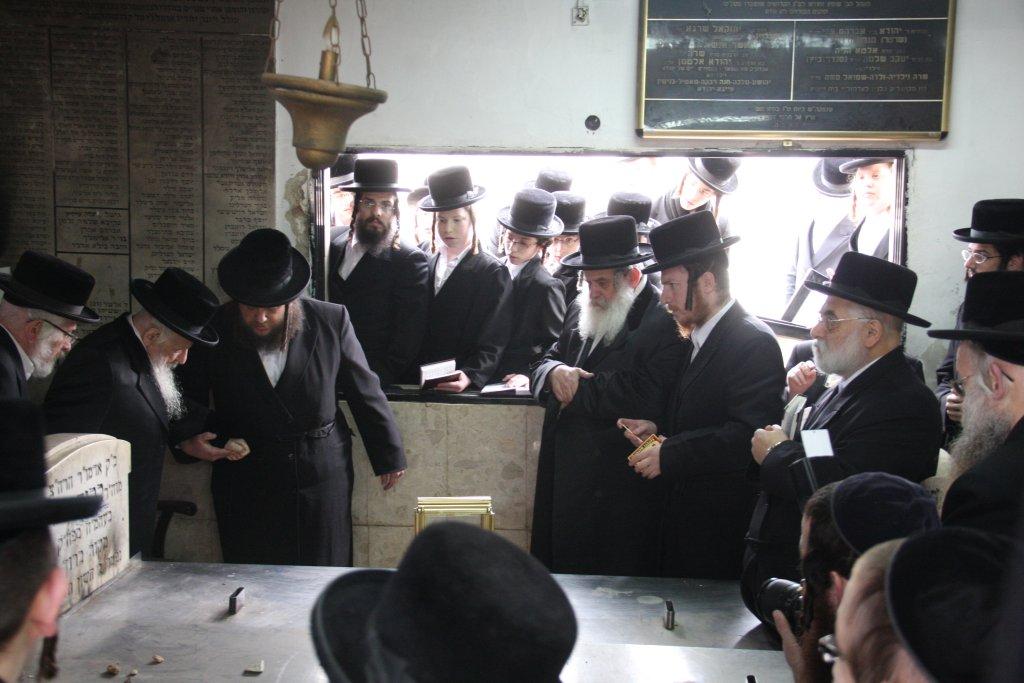 לרגל השמחה: האדמו"ר מסערט ויז'ניץ באוהל אדמו"רי בית ויז'ניץ