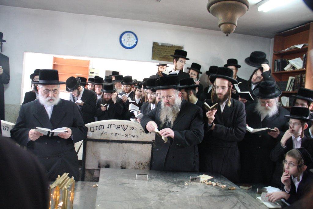 לרגל השמחה: האדמו"ר מסערט ויז'ניץ באוהל אדמו"רי בית ויז'ניץ