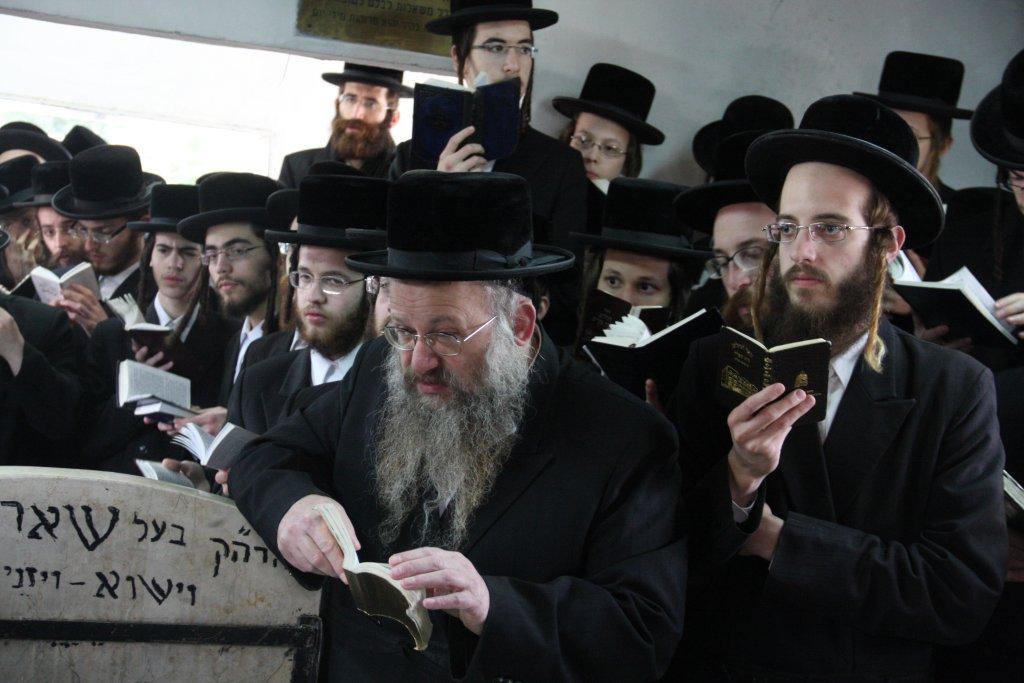 לרגל השמחה: האדמו"ר מסערט ויז'ניץ באוהל אדמו"רי בית ויז'ניץ