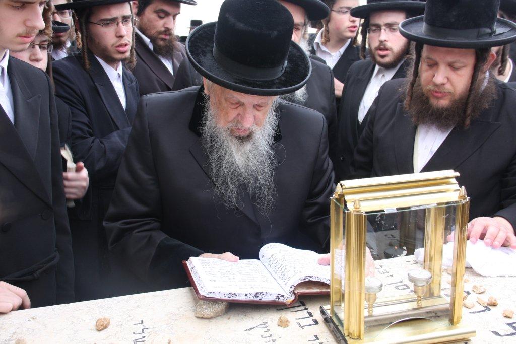 לרגל השמחה: האדמו"ר מסערט ויז'ניץ באוהל אדמו"רי בית ויז'ניץ