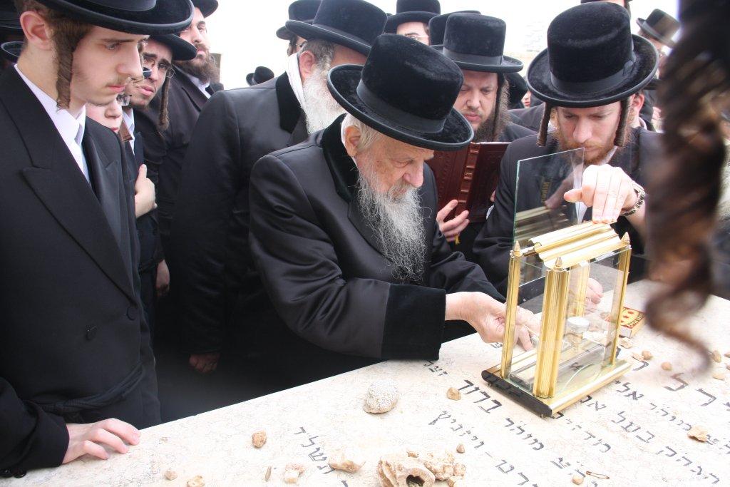 לרגל השמחה: האדמו"ר מסערט ויז'ניץ באוהל אדמו"רי בית ויז'ניץ